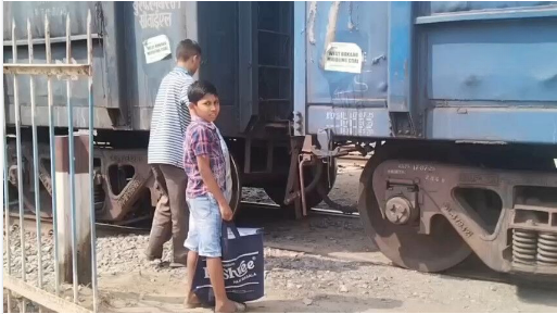 चांपा: कोसमंदा गांव के रेलवे फाटक ने बढ़ाई लोगों की समस्या, कई लोगों की गई जान, जान जोखिम में डालकर लोग करते हैं रेल पार